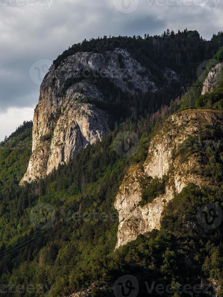 Panoramablick auf Almwiesen und Felsen bei Sonnenuntergang Abendbeleuchtung foto