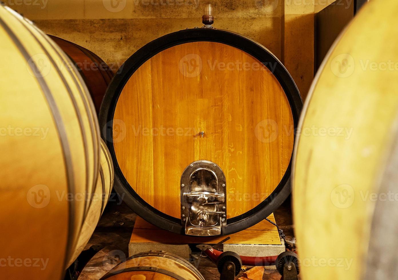 Eichenfässer Wein im Keller eines italienischen Winzers. alte Weinbautechnik. foto