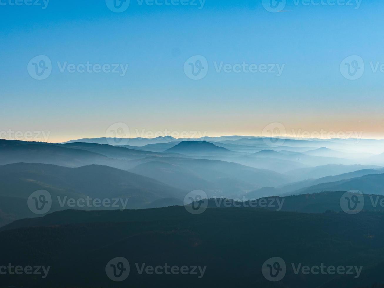 weißer Schnee und blauer Himmel. Panoramablick auf die Silhouetten der Berge. foto