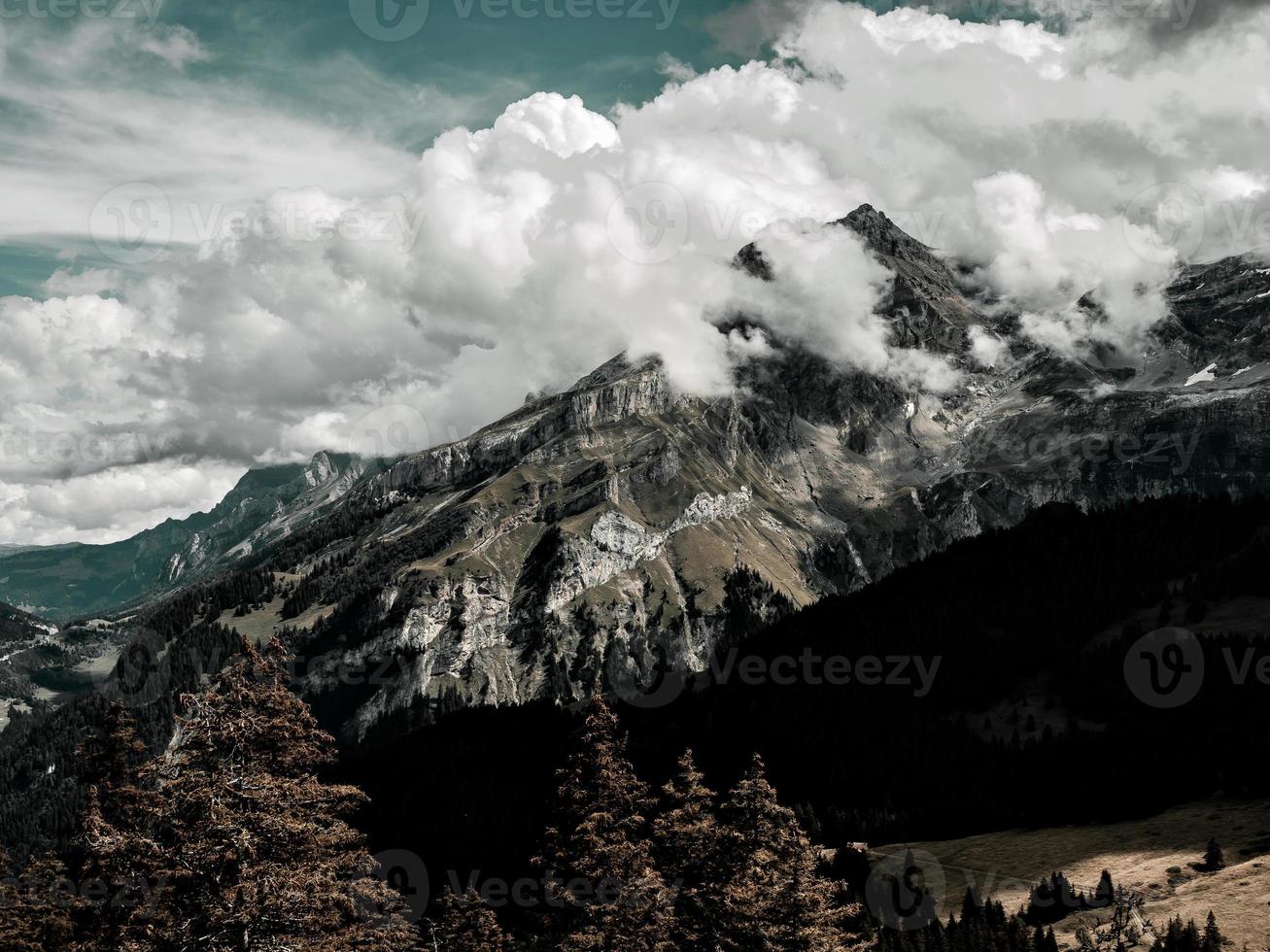 schreckliche leblose Felsen, ein Gletscher in den Alpen, Wolken und Nebel breiteten sich über den Gipfeln der Berge aus foto