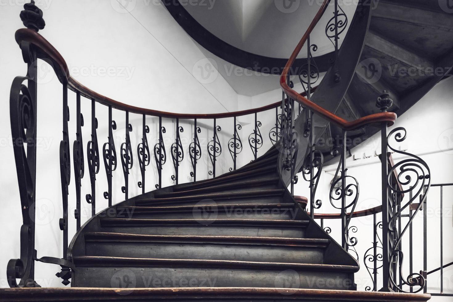 Antike Vintage abgerundete Treppe im alten Haus, Straßburg, Frankreich foto