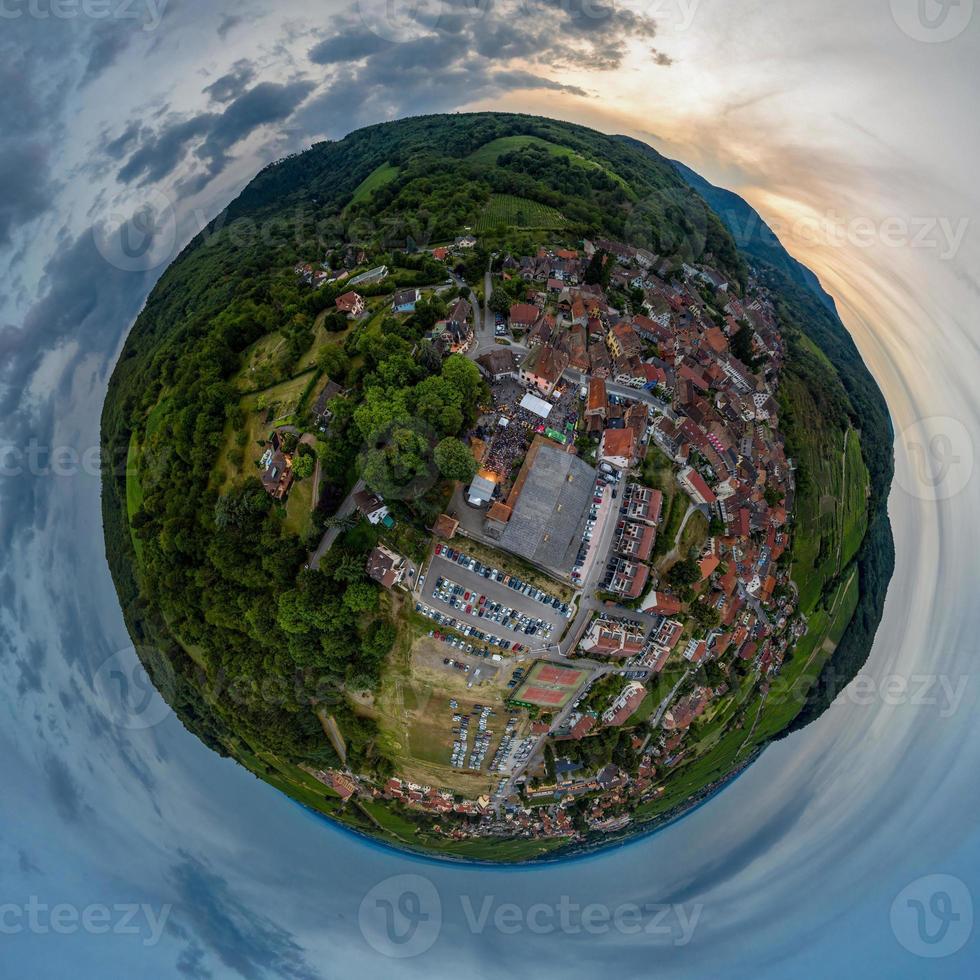 abstraktes Bild eines kleinen Planeten. von der Drohne aufgenommen. Rundpanorama. foto