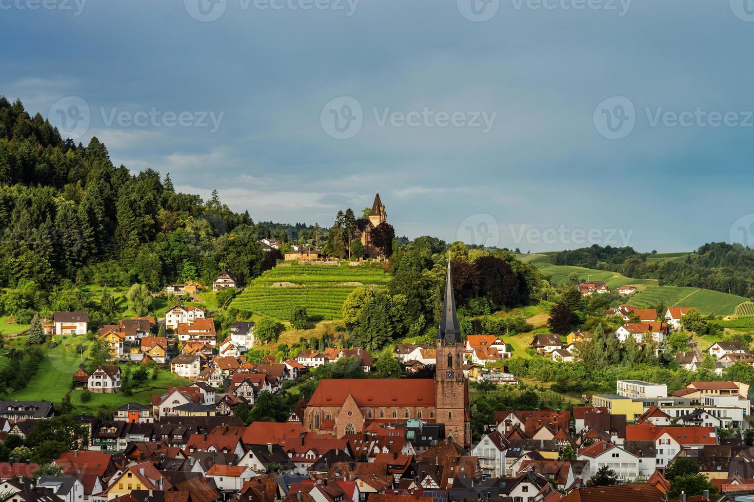 bunte landschaftsansicht des kleinen dorfes kappelrodeck foto