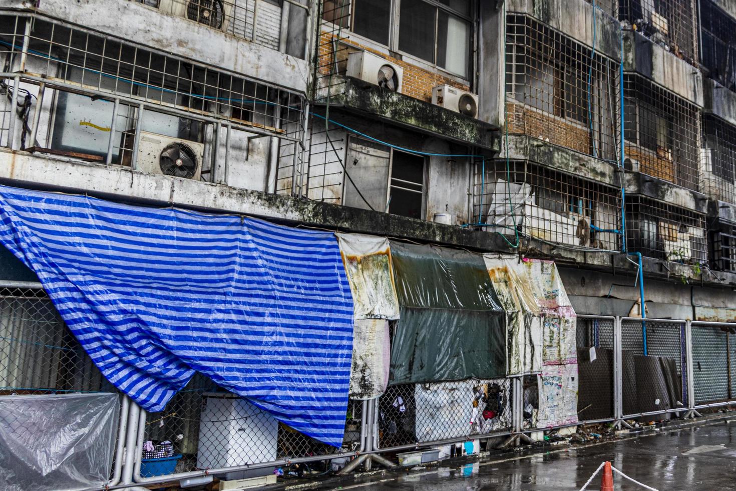 unansehnliche heruntergekommene arme schmutzige alte gebiete in bangkok thailand. foto