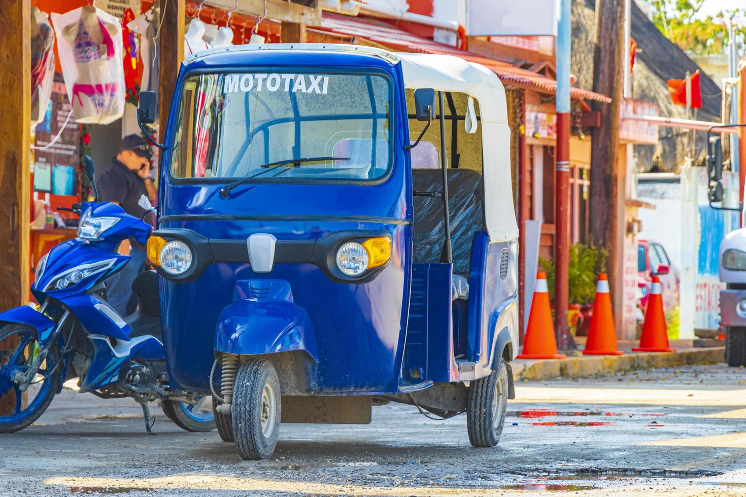 blaue autorikscha tuk tuk puerto de chiquila in mexiko. foto