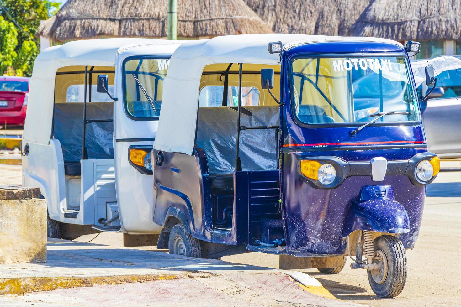 blau weiß autorikscha tuk tuk puerto de chiquila mexiko. foto