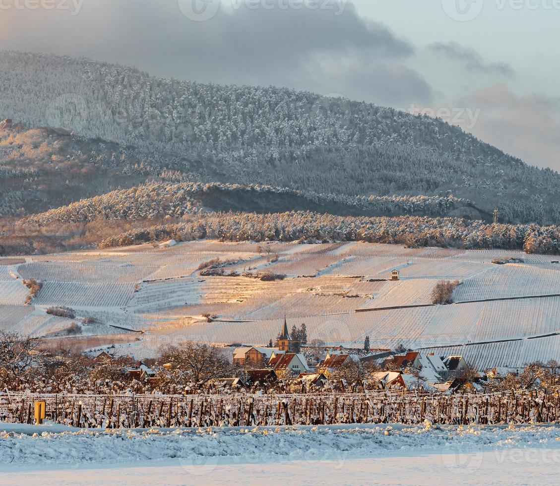 die warmen farben der untergehenden sonne auf den verschneiten ausläufern der vogesen. Elsass. foto