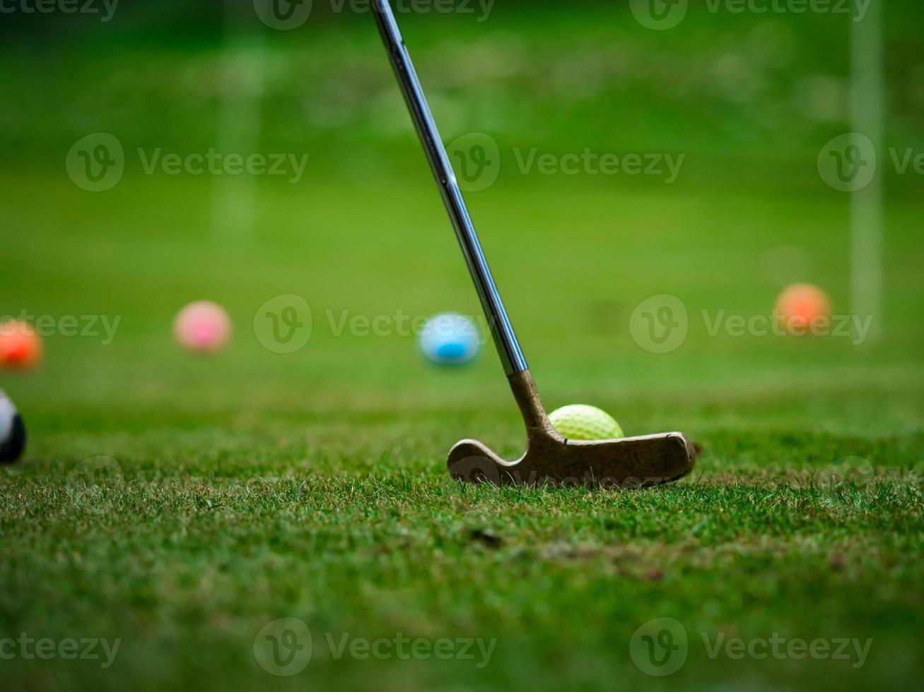 Mehrfarbige Golfbälle auf grünem Gras. Golfclub. Sport und Erholung. foto