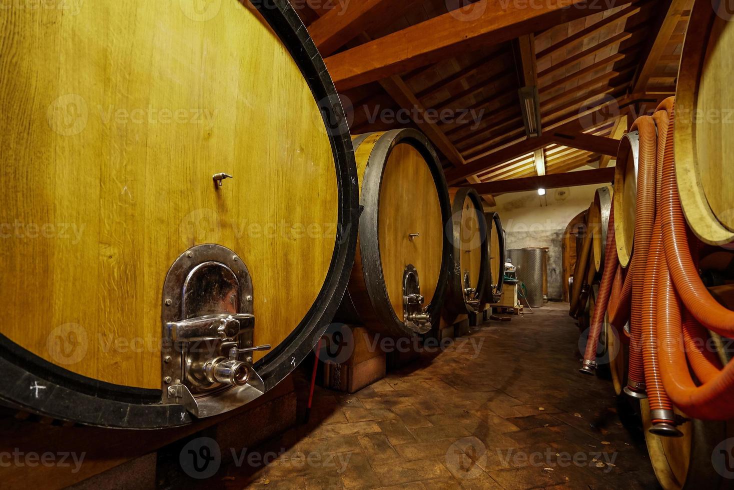 Eichenfässer Wein im Keller eines italienischen Winzers. alte Weinbautechnik. foto