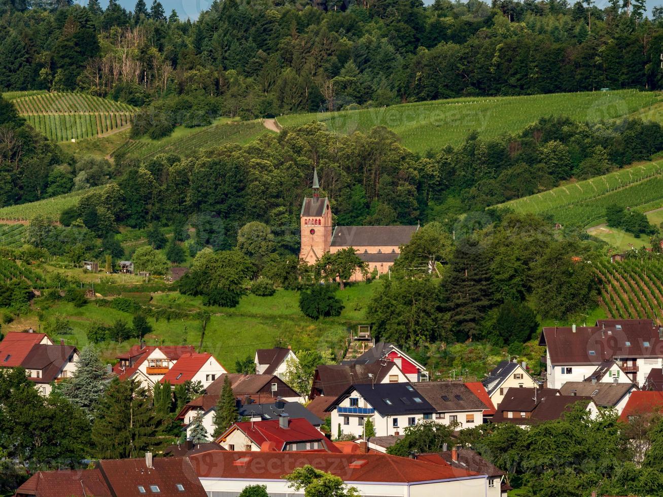 kleines gemütliches deutsches dorf zwischen den grünen hügeln, weinbergen im schwarzwald foto