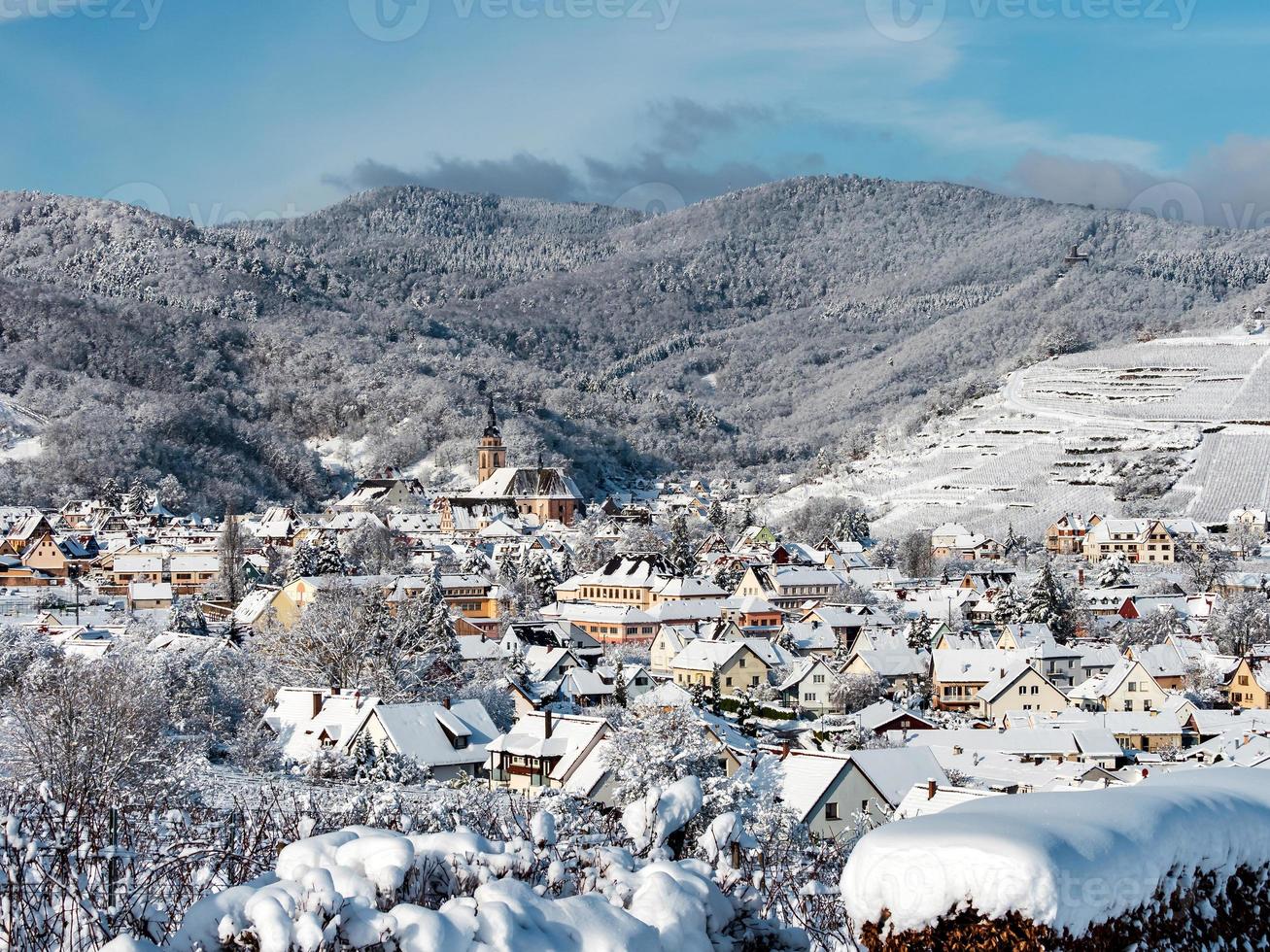 Wintergeschichte. schneebedeckte saubere lichtlandschaft des elsass. foto