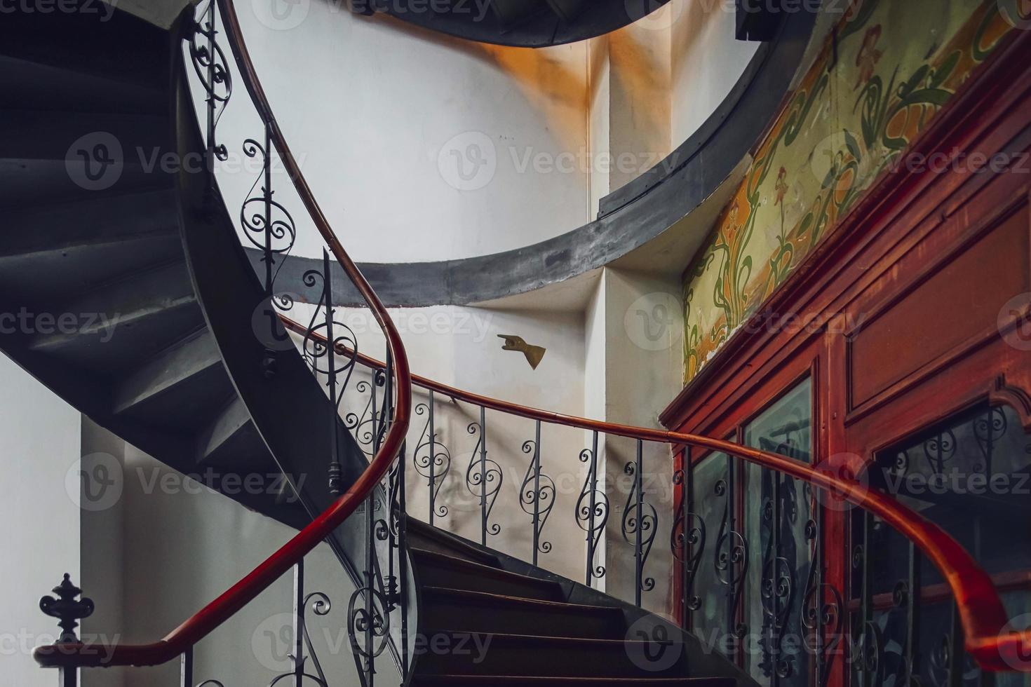 Antike Vintage abgerundete Treppe im alten Haus, Straßburg, Frankreich foto