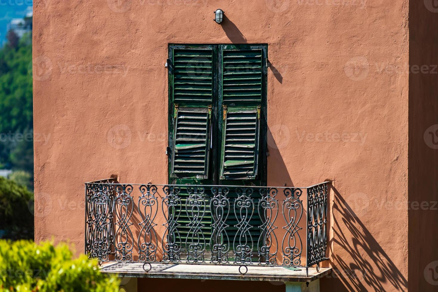 Helles und farbenfrohes italienisches Stadtbild. sonnendurchflutete Straßen. bunte Häuser. warm und gemütlich. foto