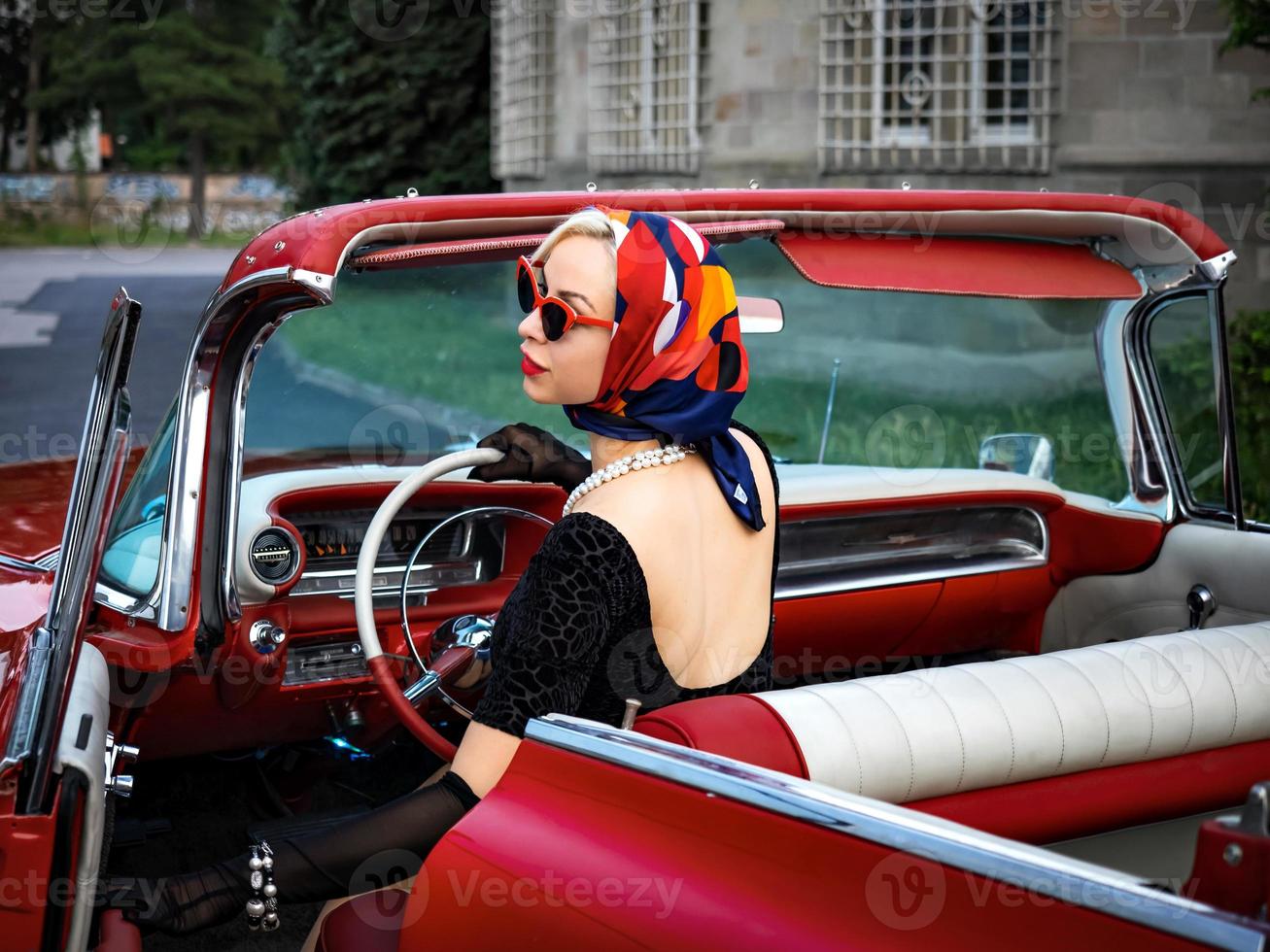 Oldtimer roter Cadillac und ein schönes junges Mädchen foto