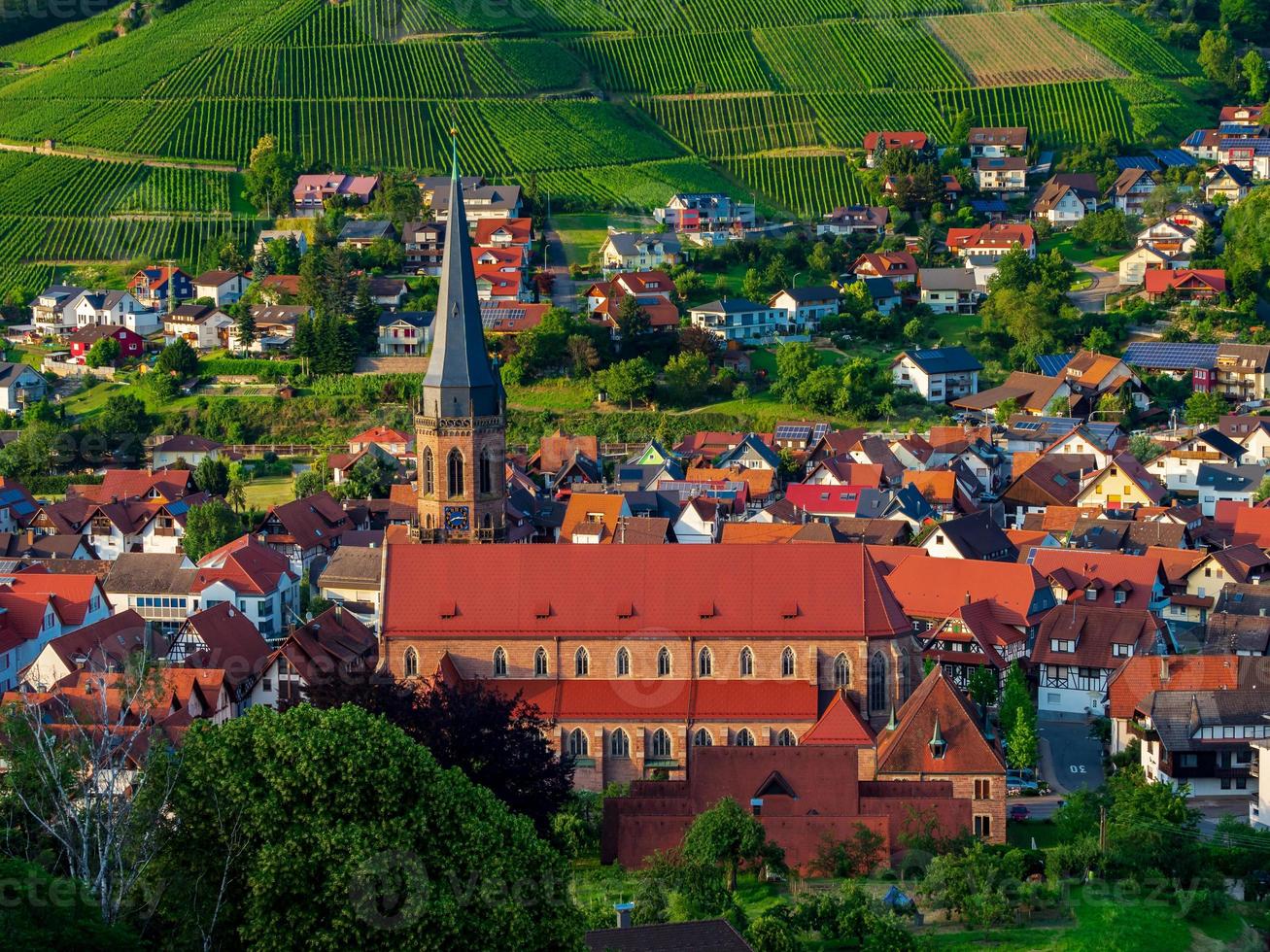 bunte landschaftsansicht des kleinen dorfes kappelrodeck foto