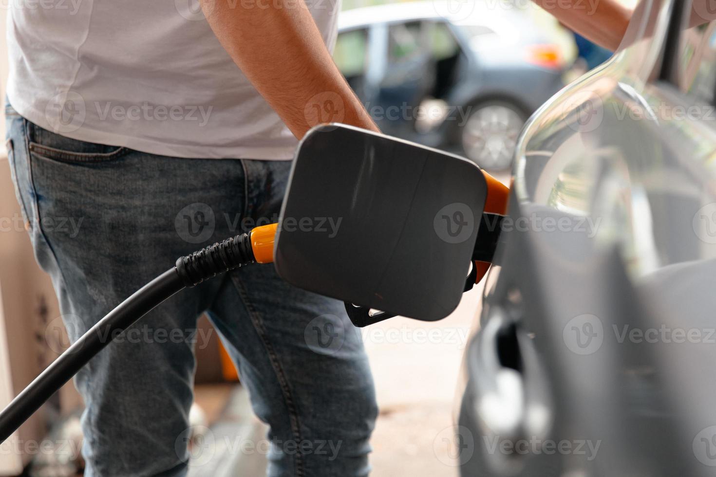 Hand-Mann-Nachfüllen und Füllen von Öl-Gas-Kraftstoff an der Station. foto