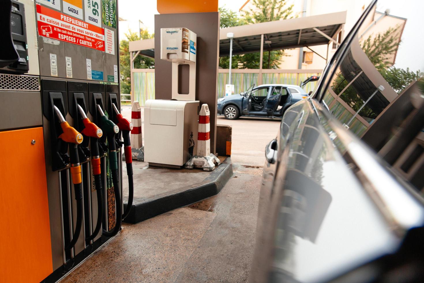 paris, frankreich, 10. juni 2021 - kraftstoffpumpen an der tankstelle, benzinspender. foto