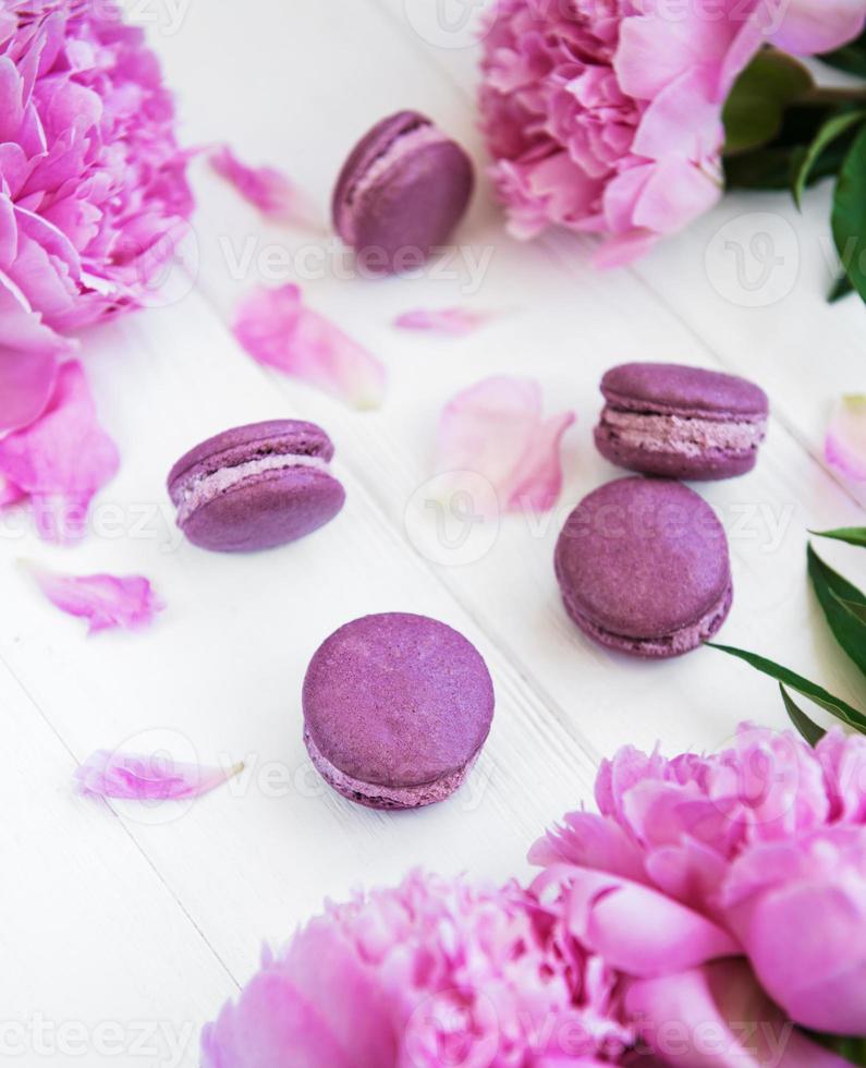 rosa Pfingstrose mit Macarons foto