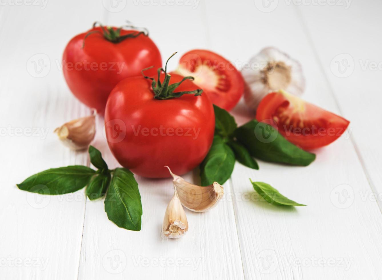 Tomaten und grünes Basilikum foto