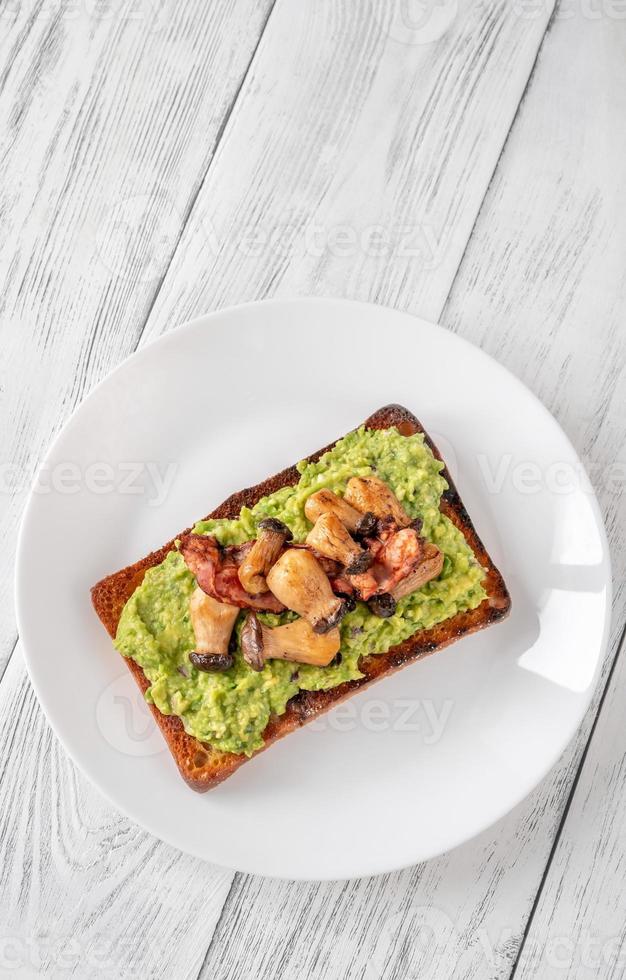 Guacamole-Toast flach liegen foto