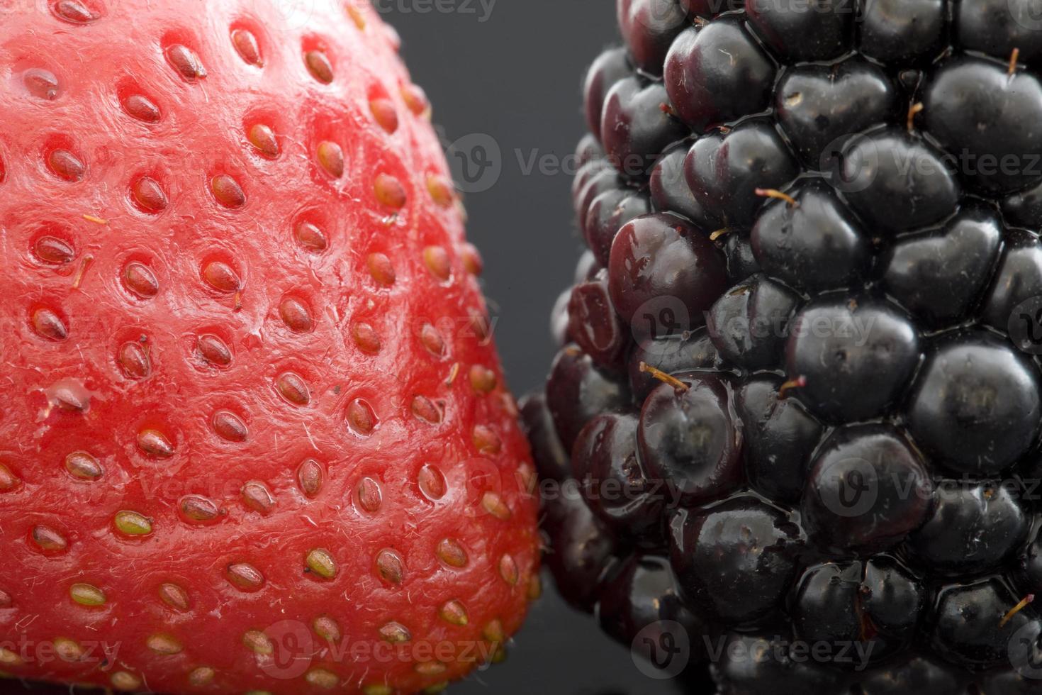 Erdbeere und Brombeere schließen foto