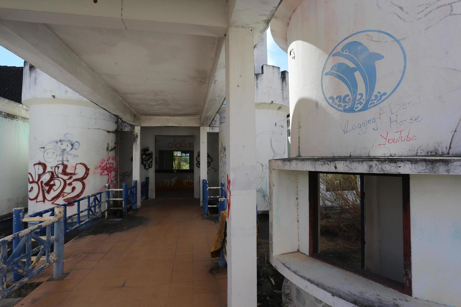 Kanchanaburi, thailand 2021 - Geistereinkaufszentrum, Ticketschalter für Schlosseinkaufszentrum mit Graffitti- und Delfinbild foto