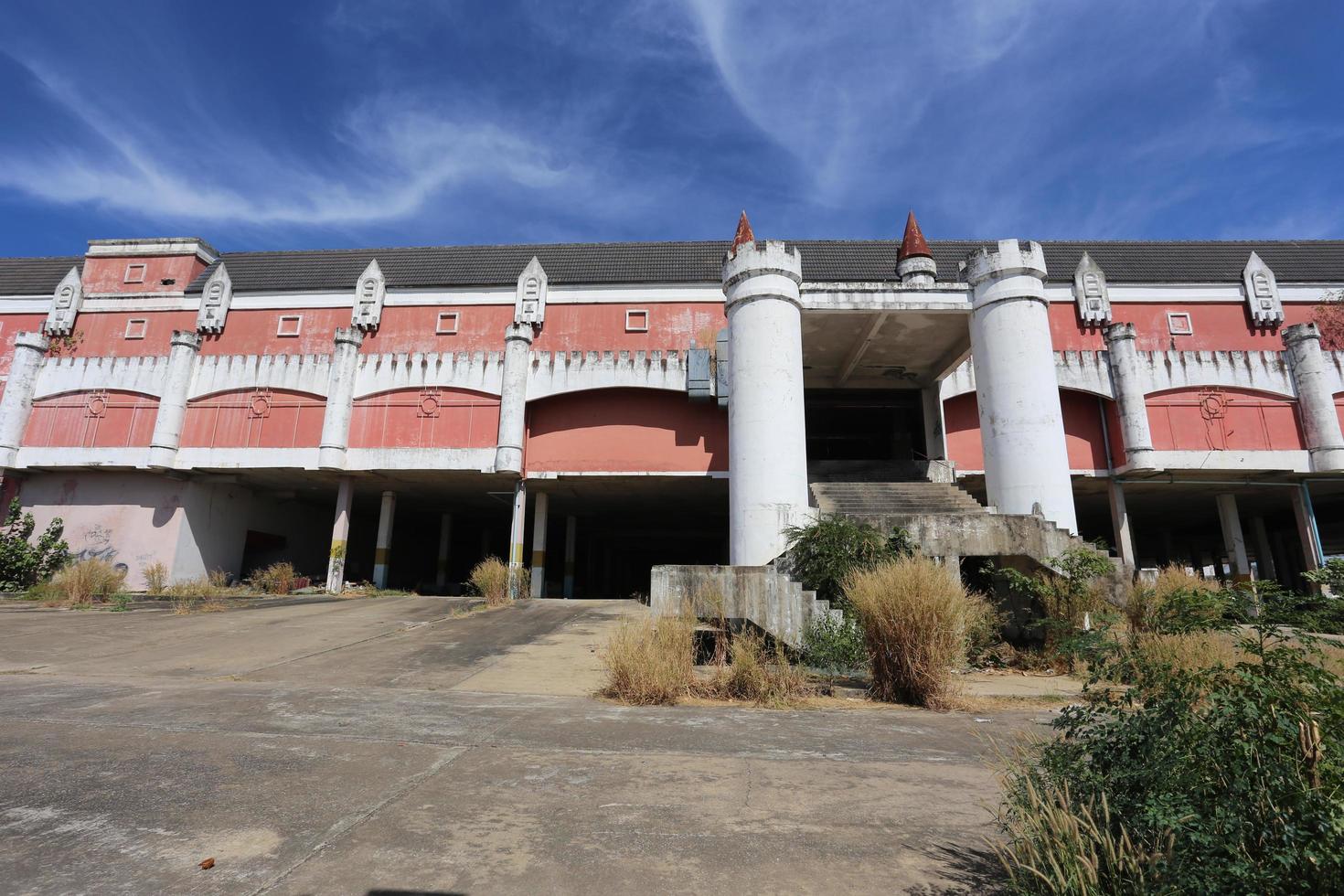 Kanchanaburi, thailand 2021 - Geistereinkaufszentrum, Fassade des Schlosseinkaufszentrums und Türme foto