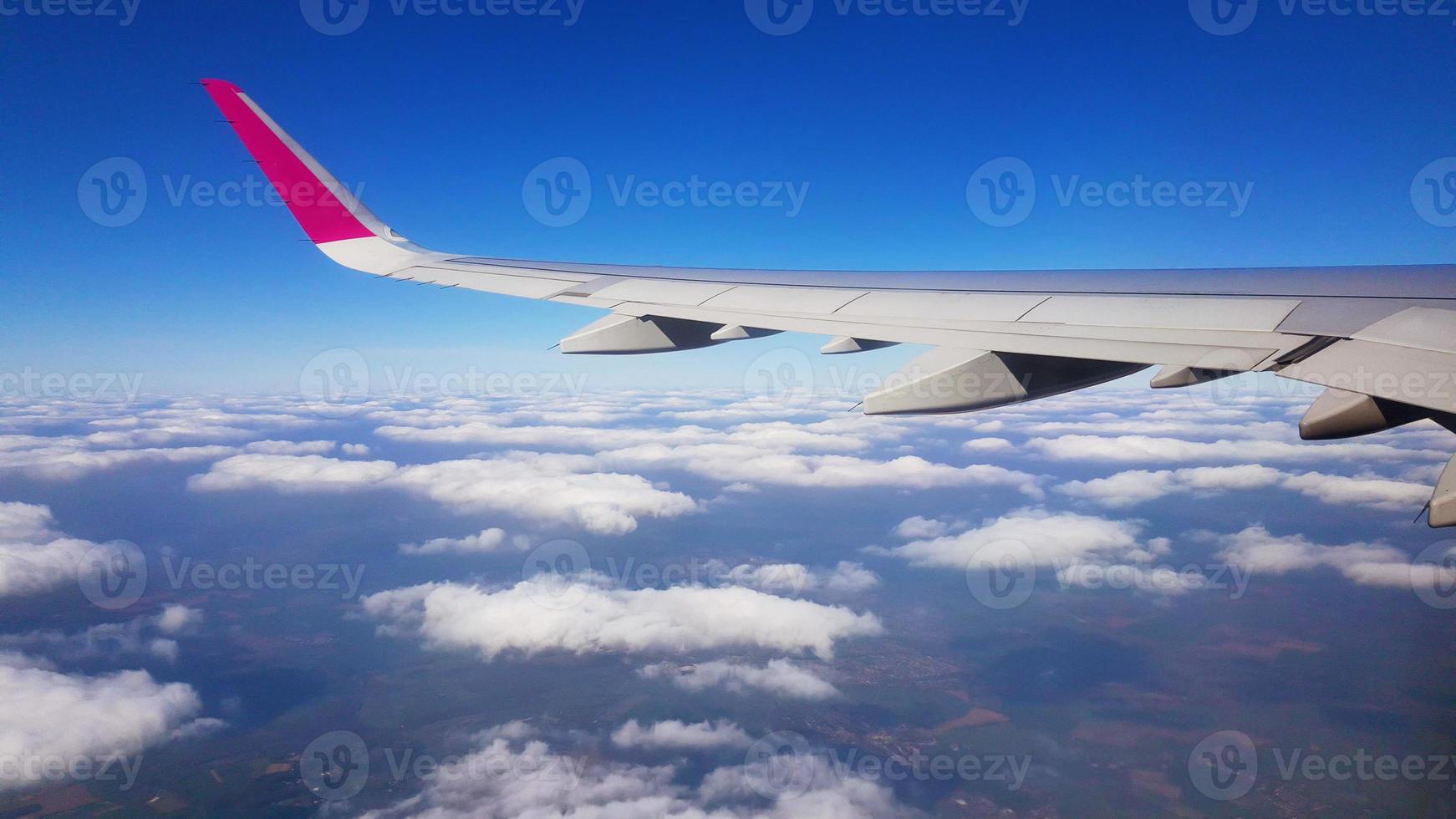 Luftaufnahmen aus dem Fenster eines Wizzair-Flugzeugs. 15. 09. 2019, uk. foto