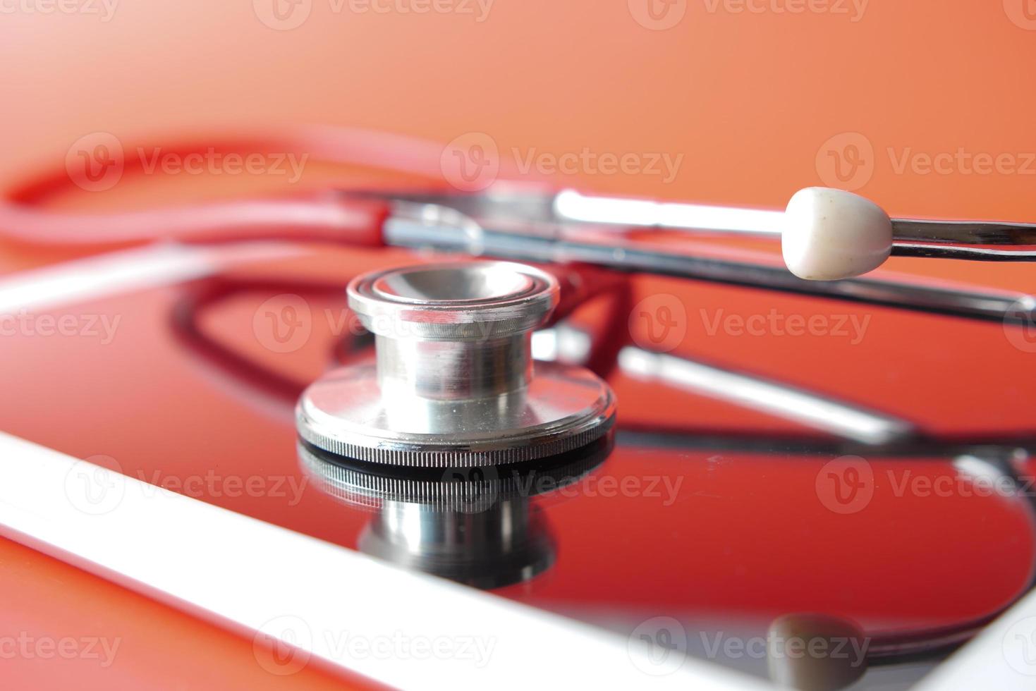 Medizinisches Stethoskop auf modernem digitalem Tablet auf weißem Hintergrund foto