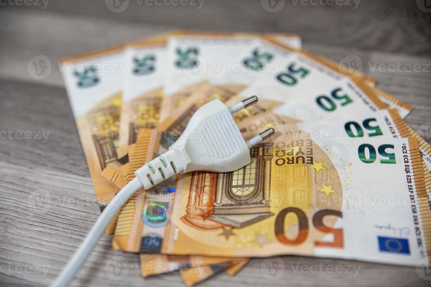 50-Euro-Scheine mit Steckdose foto