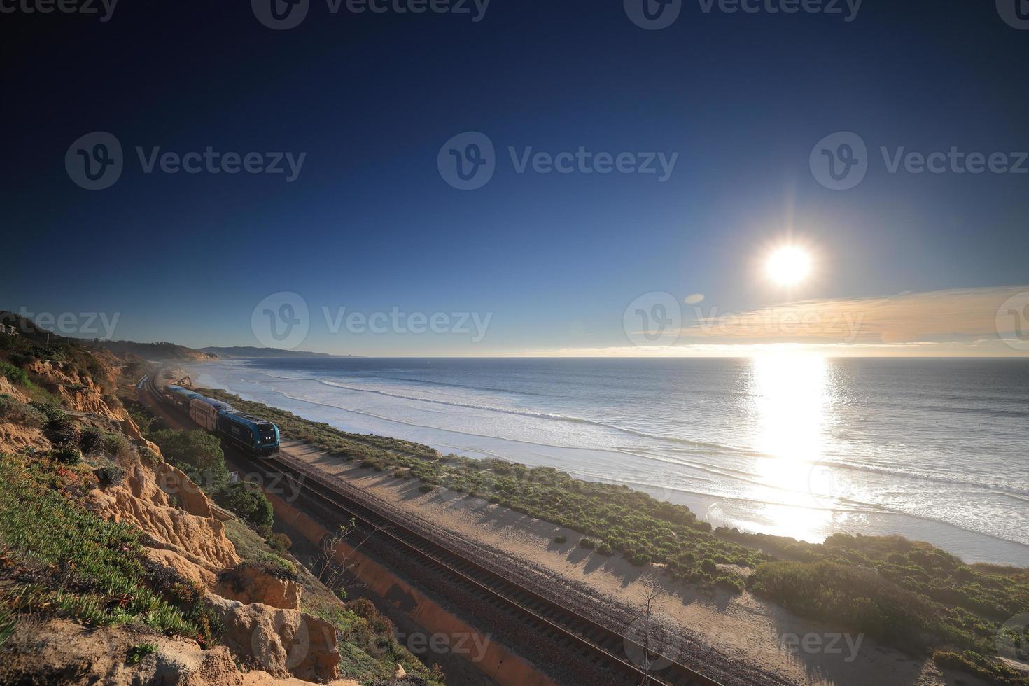 Amtrak-Züge entlang der Küste von San Diego in der Abenddämmerung foto