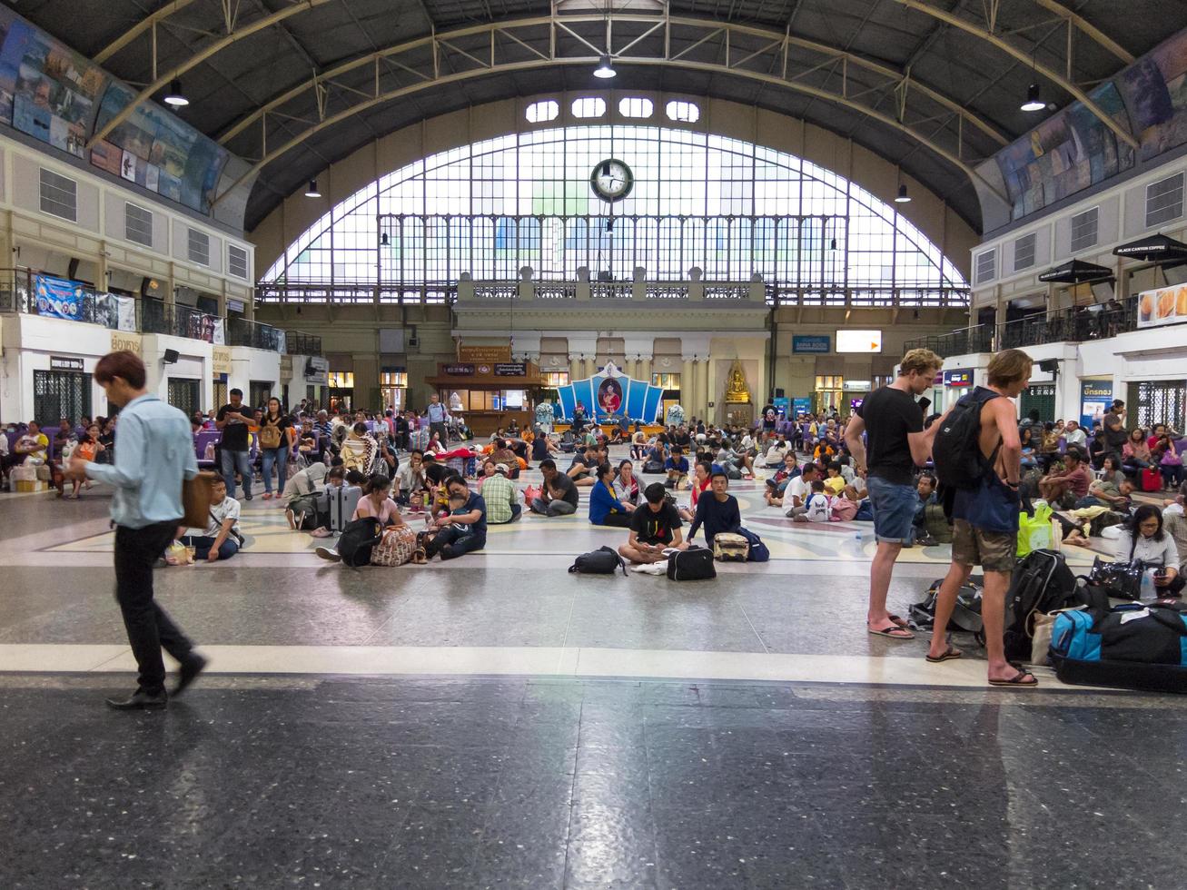 hua lamphong bahnhof bangkokthailand07. september 2018 der hauptbahnhof ist per zug mit verschiedenen städten von thailändern und touristen verbunden. am 07.09.2018 in thaila foto