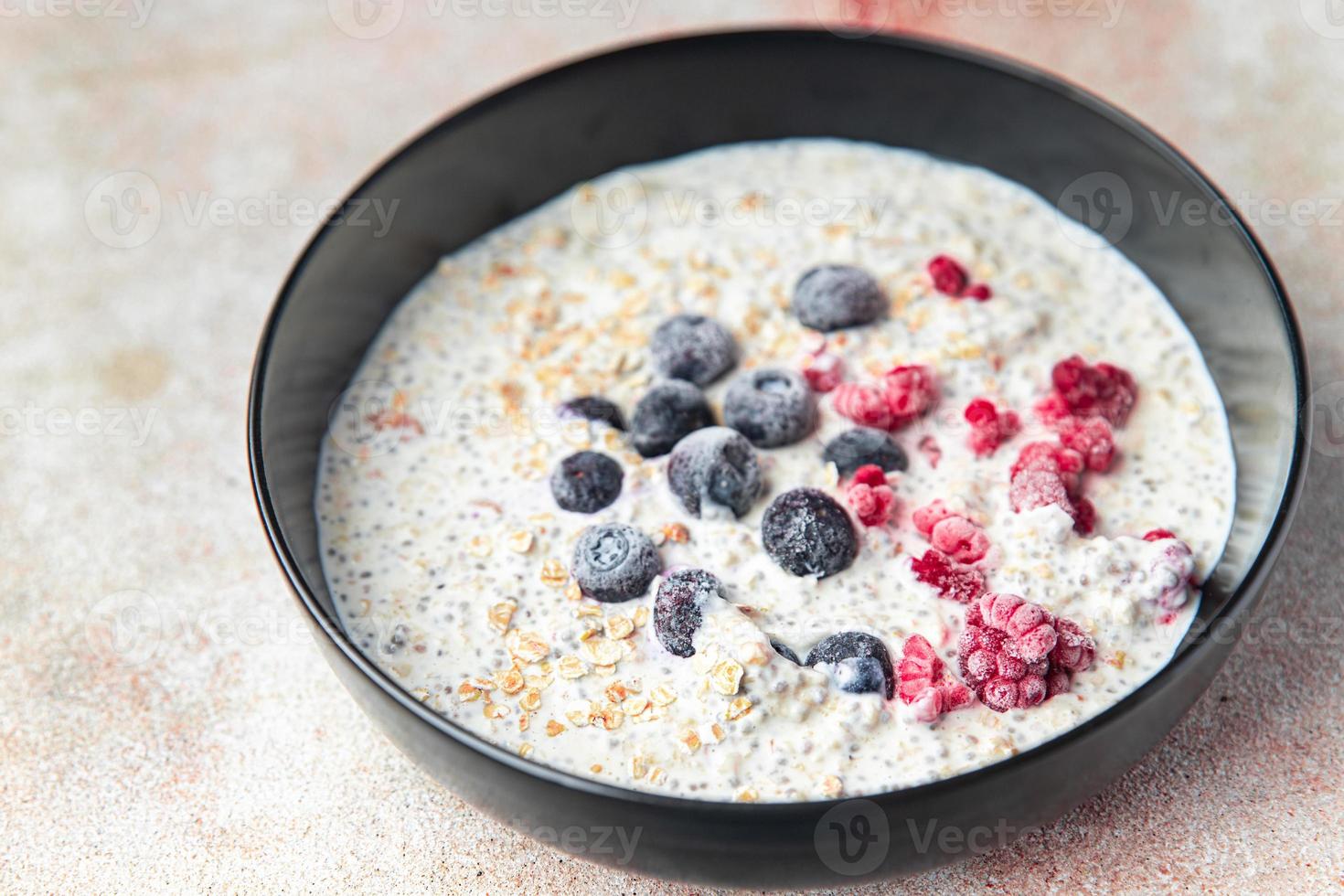 haferbrei chiasamen und beeren frühstück frisch gesund mahlzeit essen foto