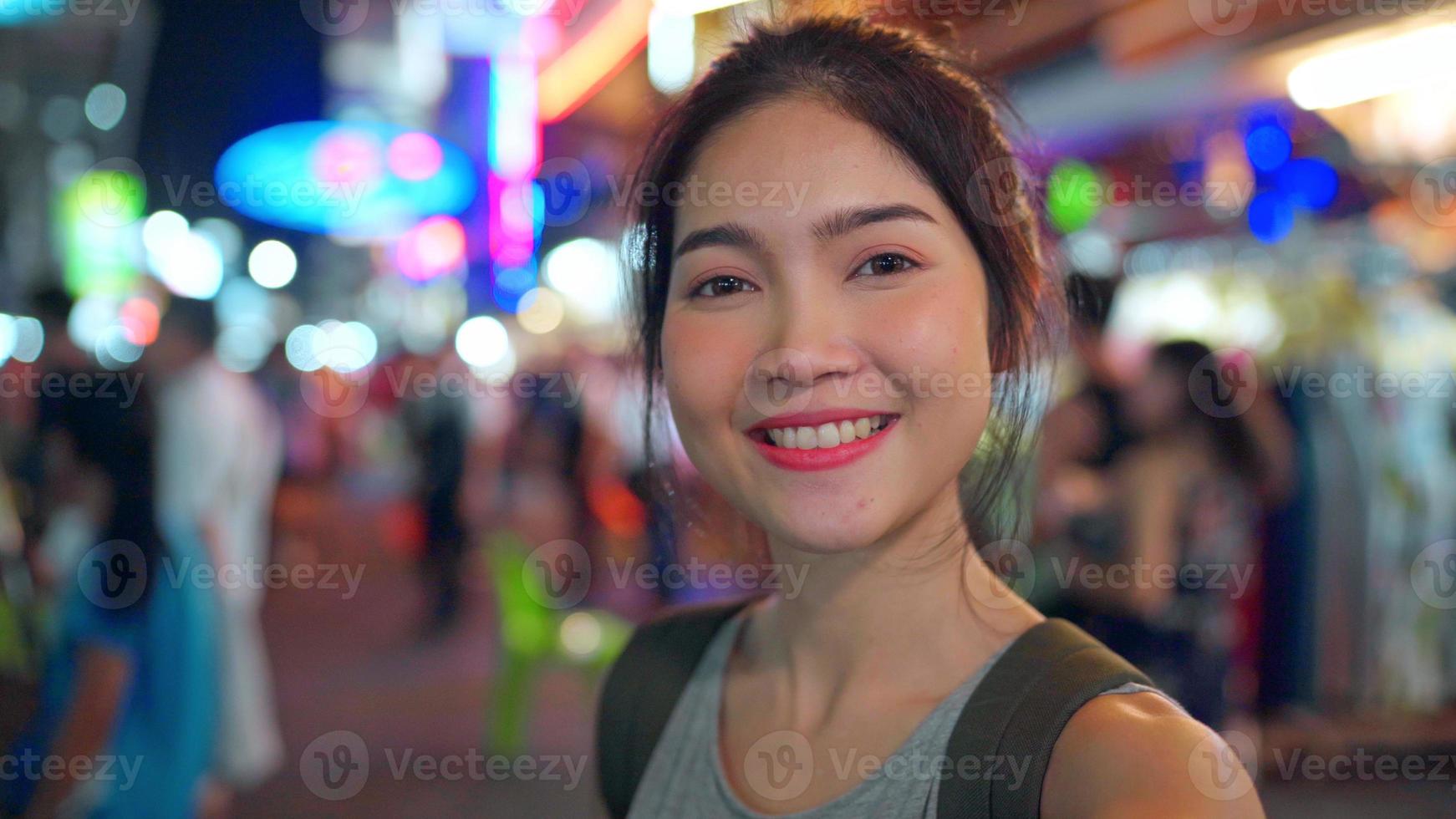 reisende asiatische bloggerin reisen in bangkok, thailand, schöne frau mit handy machen vlog und leben in sozialen medien, während sie sich an der khao san road treffen. frauen reisen im thailand-konzept. foto