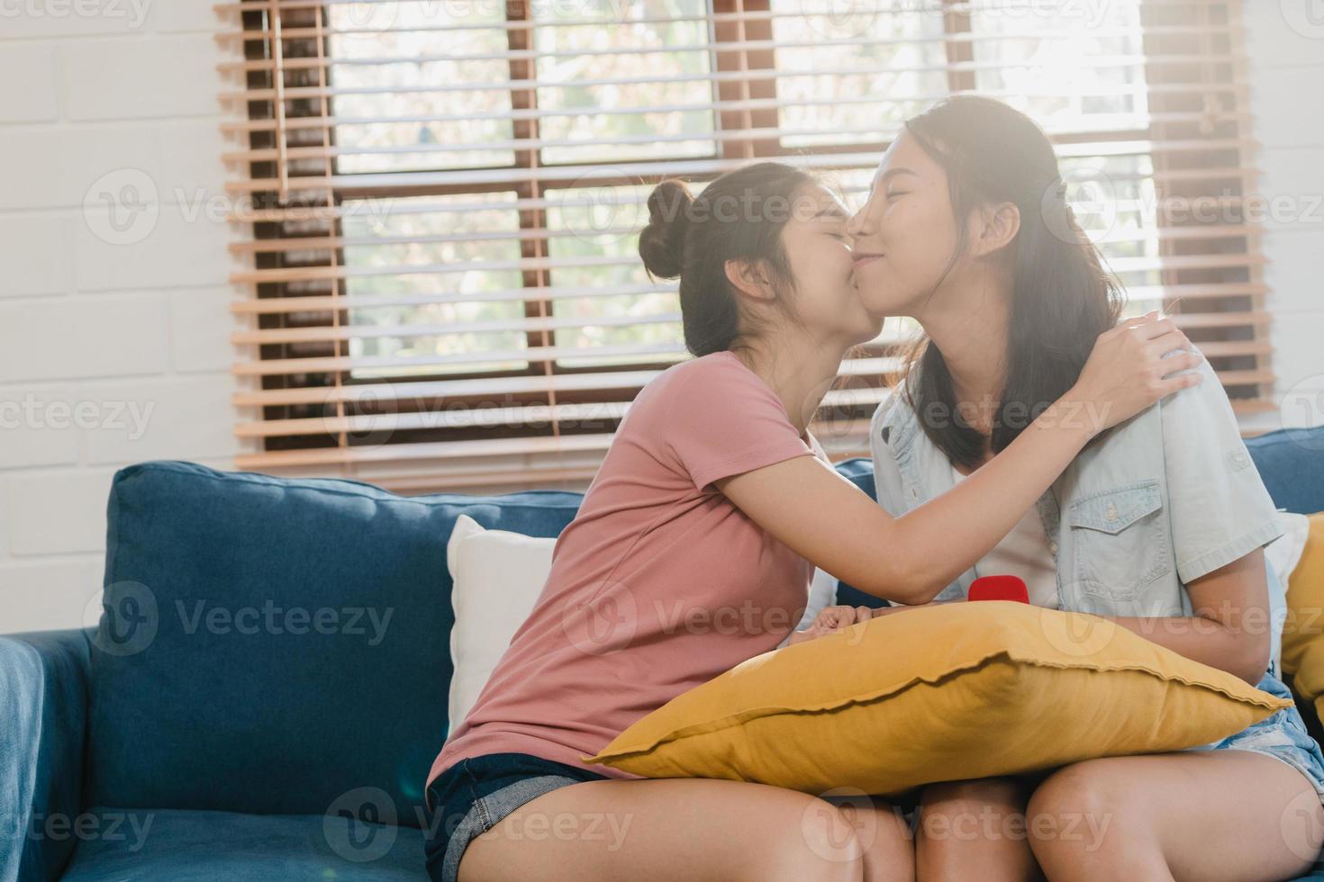 asiatische lesbische lgbtq-frauenpaare schlagen zu hause vor, junge asiatische liebhaberinnen, die glücklich lächelnd sind, haben romantische zeit, während sie vorschlagen und heiratsüberraschung tragen ehering im wohnzimmer zu hause konzept. foto
