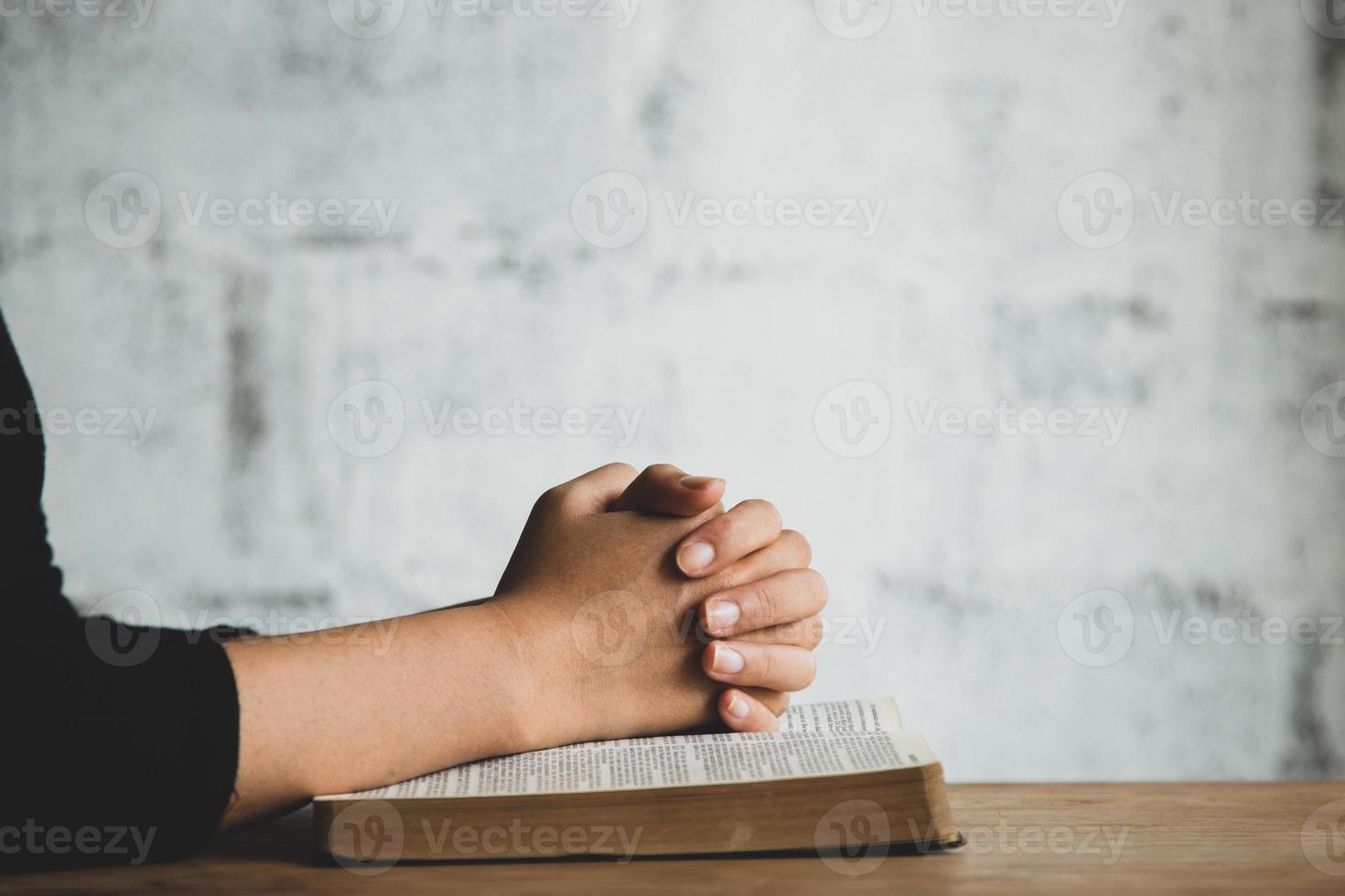 frauengebet über bibel, anbetung und religion. Konzept für den Glauben, alte Bibel. Platz kopieren foto