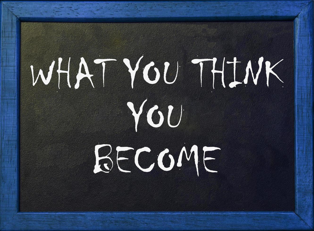 Was glaubst Du, was Du wirst. motivierende Zitatphrase auf Tafel. foto