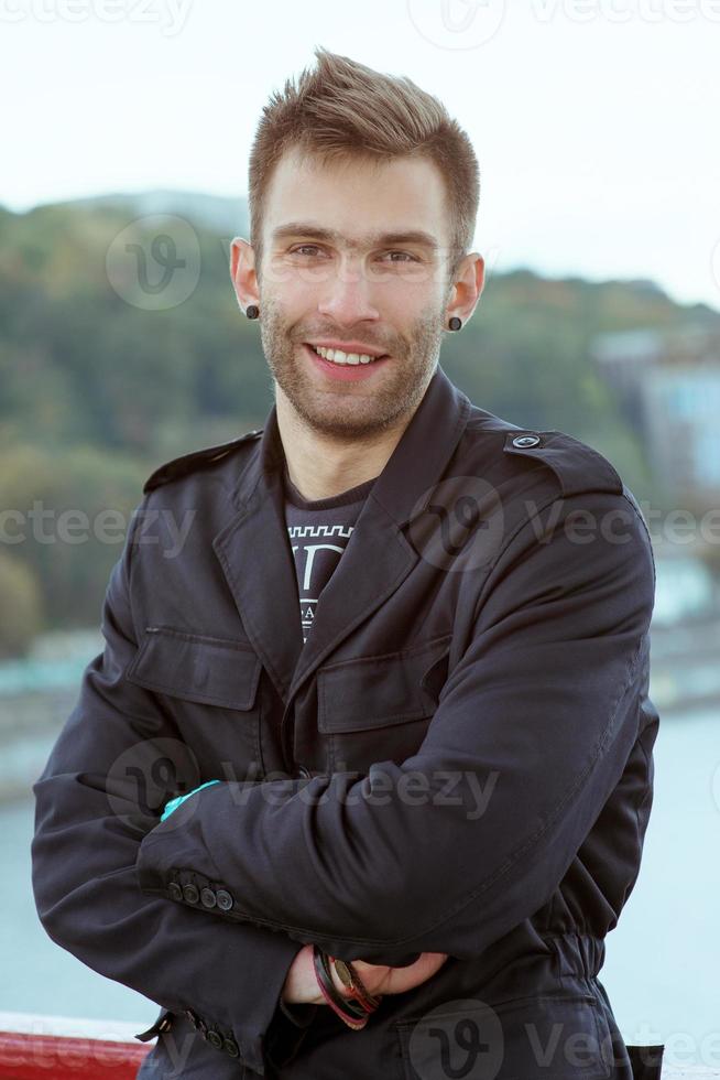 mann auf der brücke durch stadtbildhintergrund foto