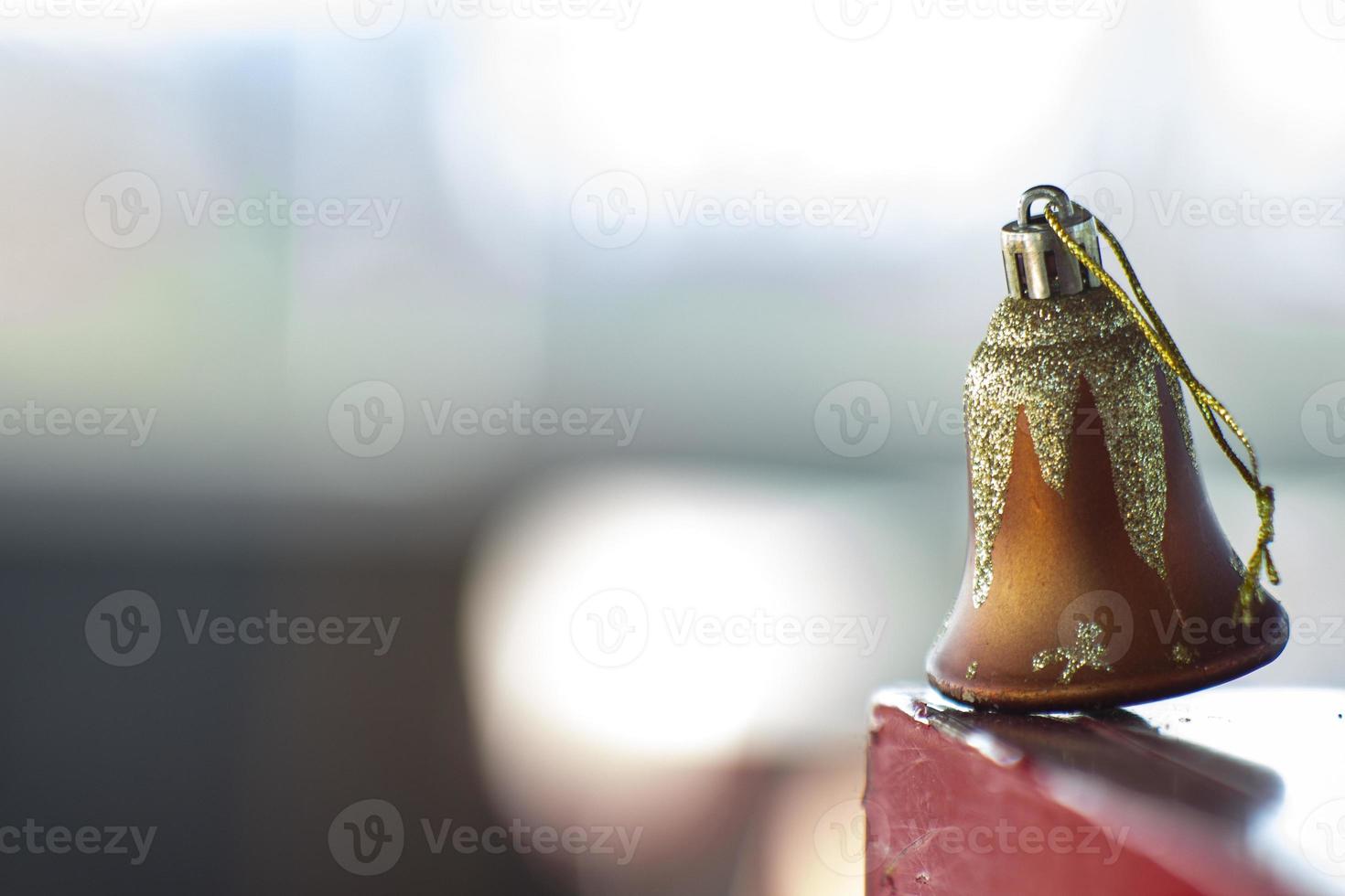 Weihnachtsschmuck und Glocken. Weihnachtsglocken isoliert den Hintergrund. dekorative glocken und ornamente für weihnachten und neujahr foto