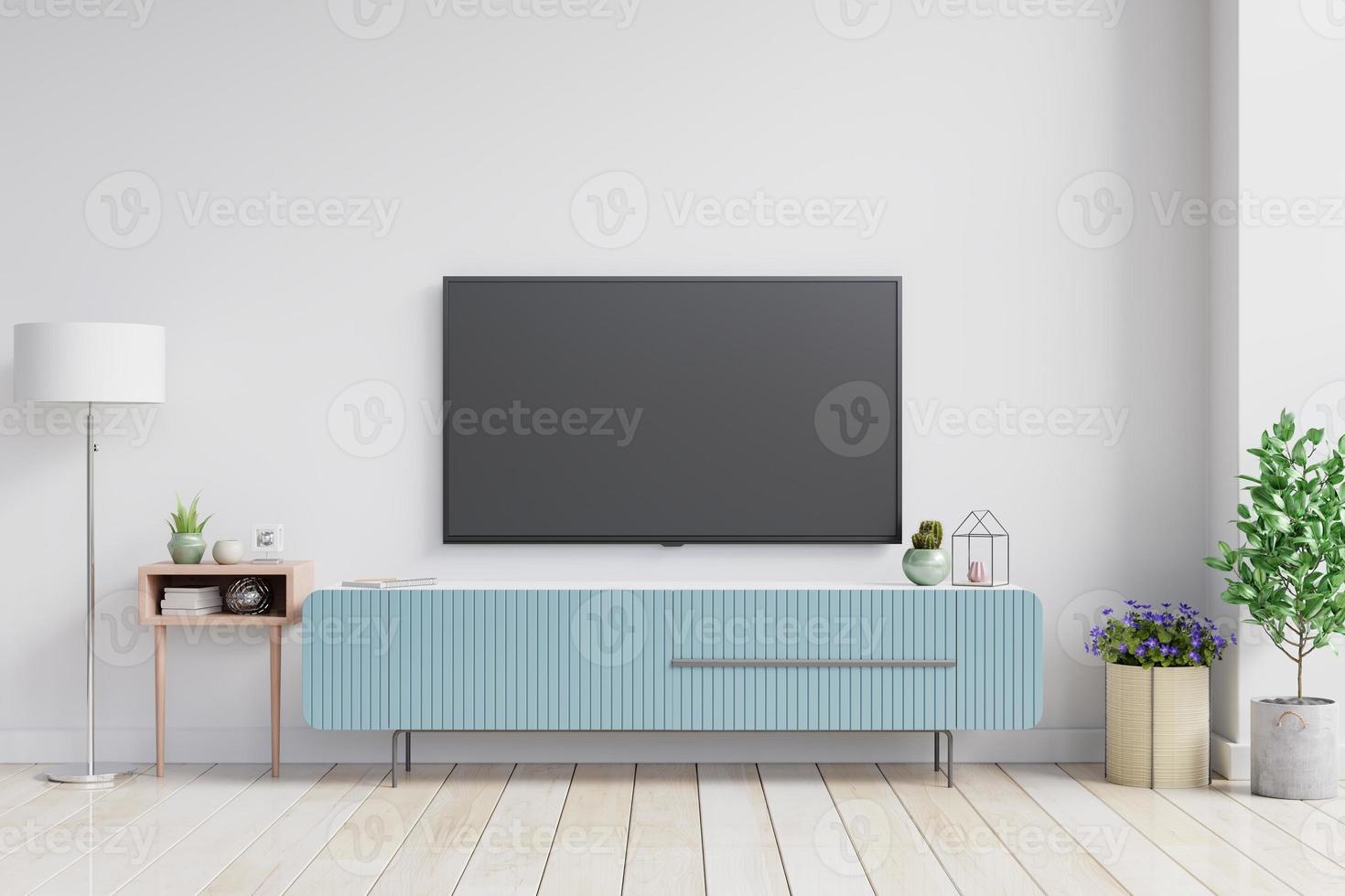 tv auf dem schrank im modernen wohnzimmer auf weißem wandhintergrund. foto