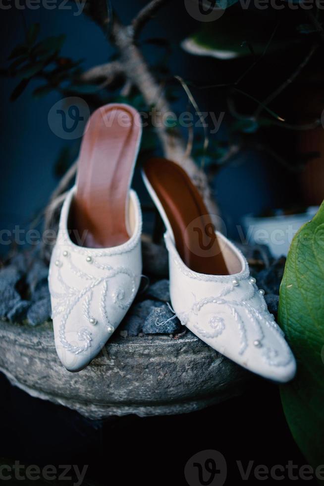 Elegante weiße Hochzeitsschuhe foto