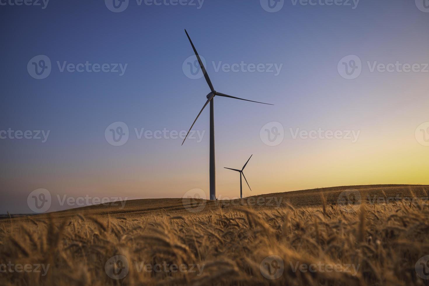 eine Windkraftanlage. Strom Windgenerator foto