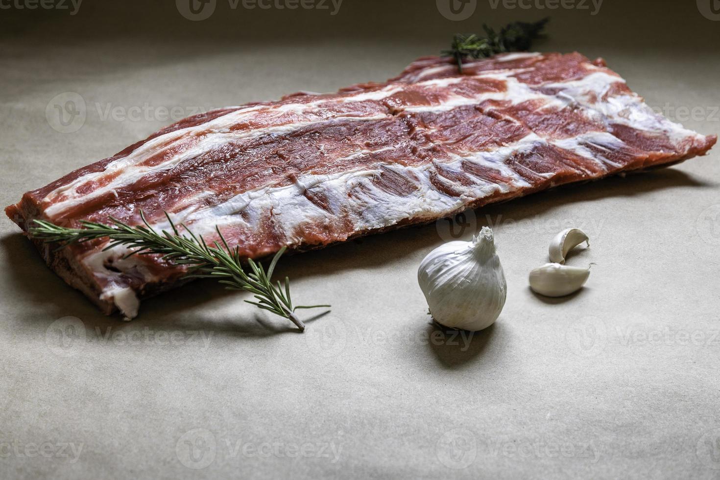 Steakfleisch. Rindfleisch. Hochwertiges Rindfleisch wird aus dem Hinterteil des Tieres entnommen, typischerweise in dicke Scheiben geschnitten, die durch Kochen oder Braten gekocht werden. foto