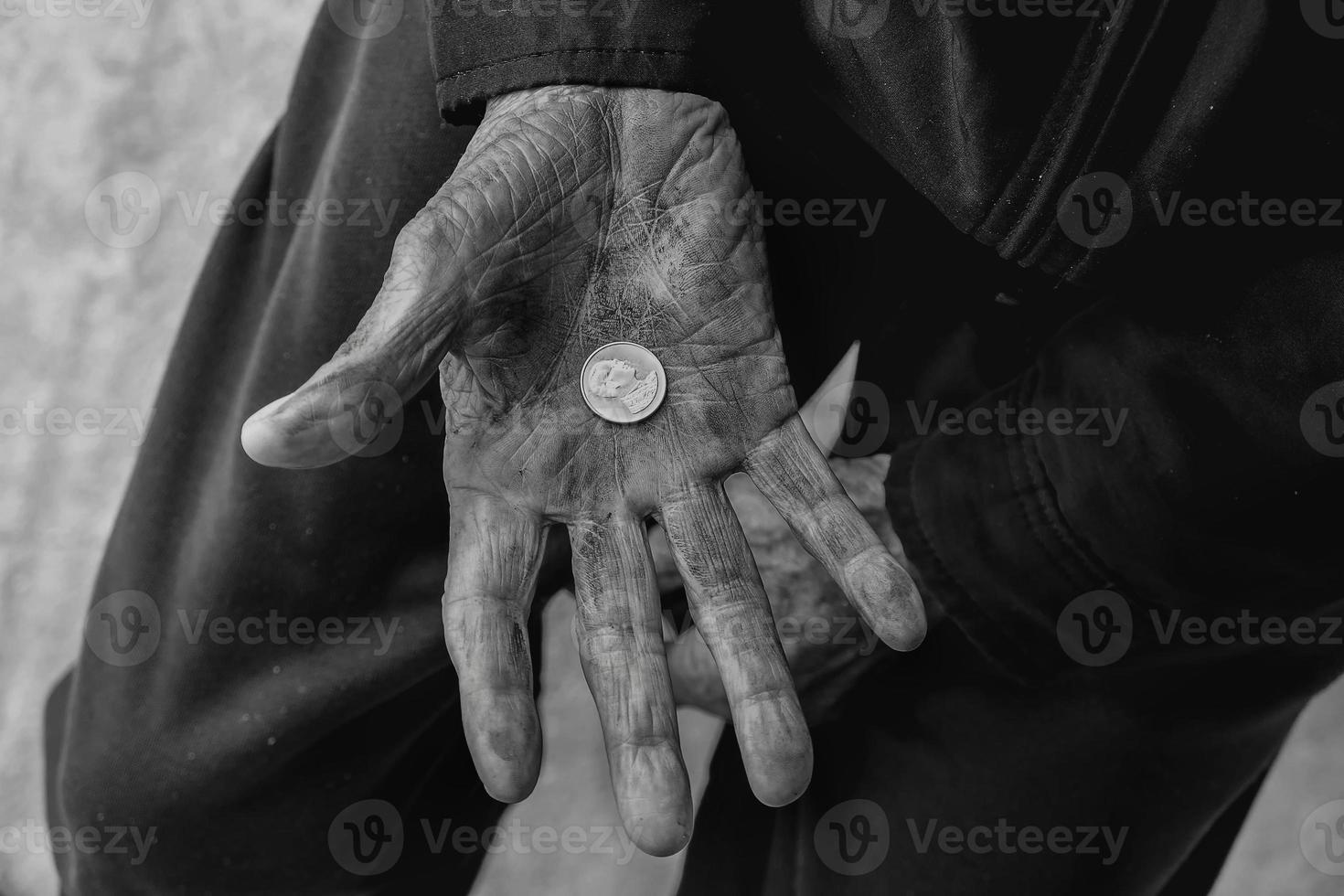Hand alter Mann, der wegen des Hungers um Geld bettelt foto