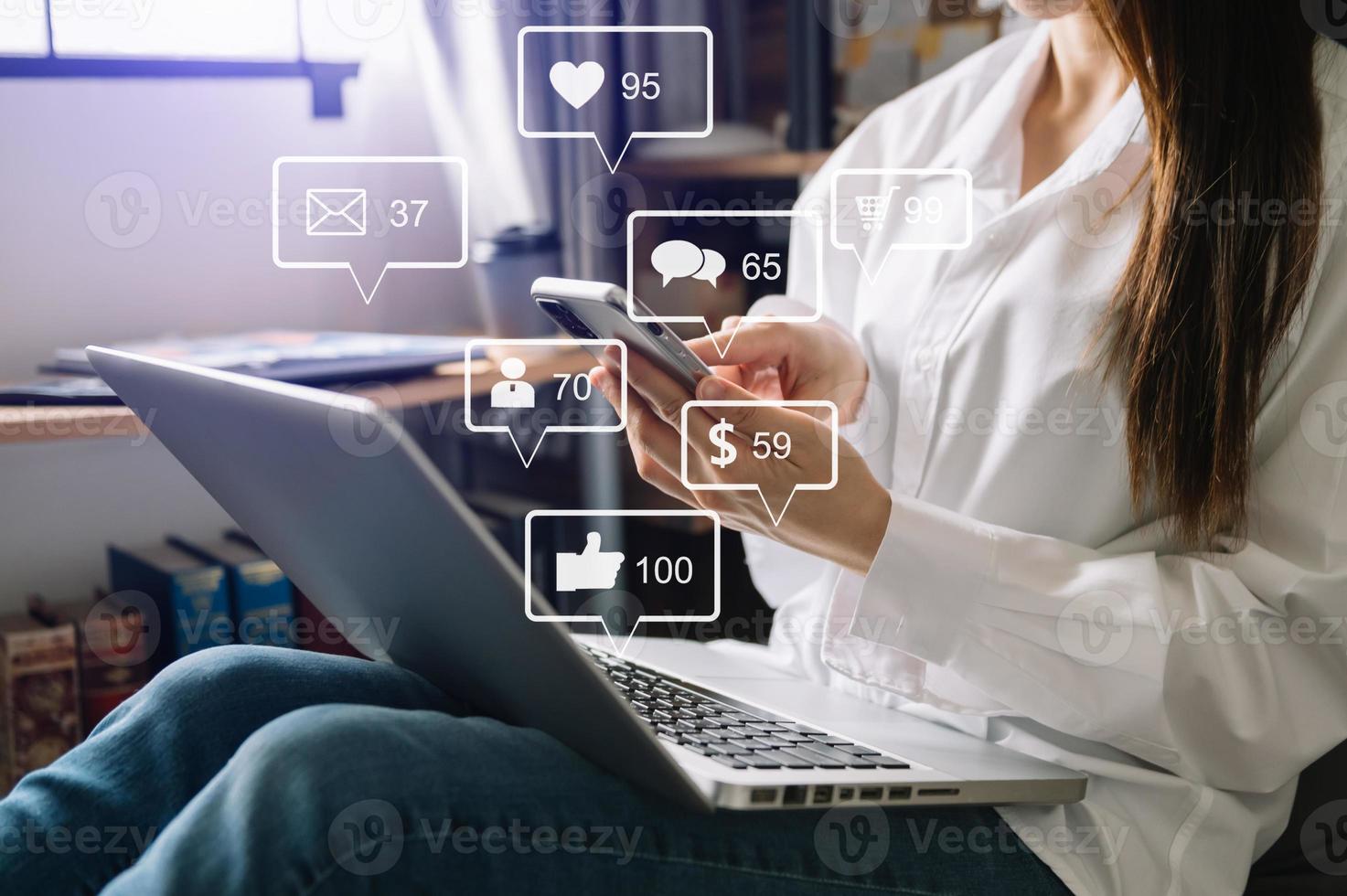 social media und marketing virtuelle symbole bildschirmkonzept. nahaufnahme einer geschäftsfrau, die tastatur mit laptop schreibt foto