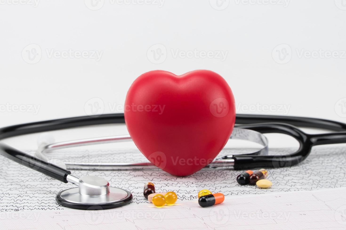 Stethoskop auf Elektrokardiogramm und Spielzeugherz. Konzept Gesundheitswesen. Kardiologie - Pflege des Herzens foto