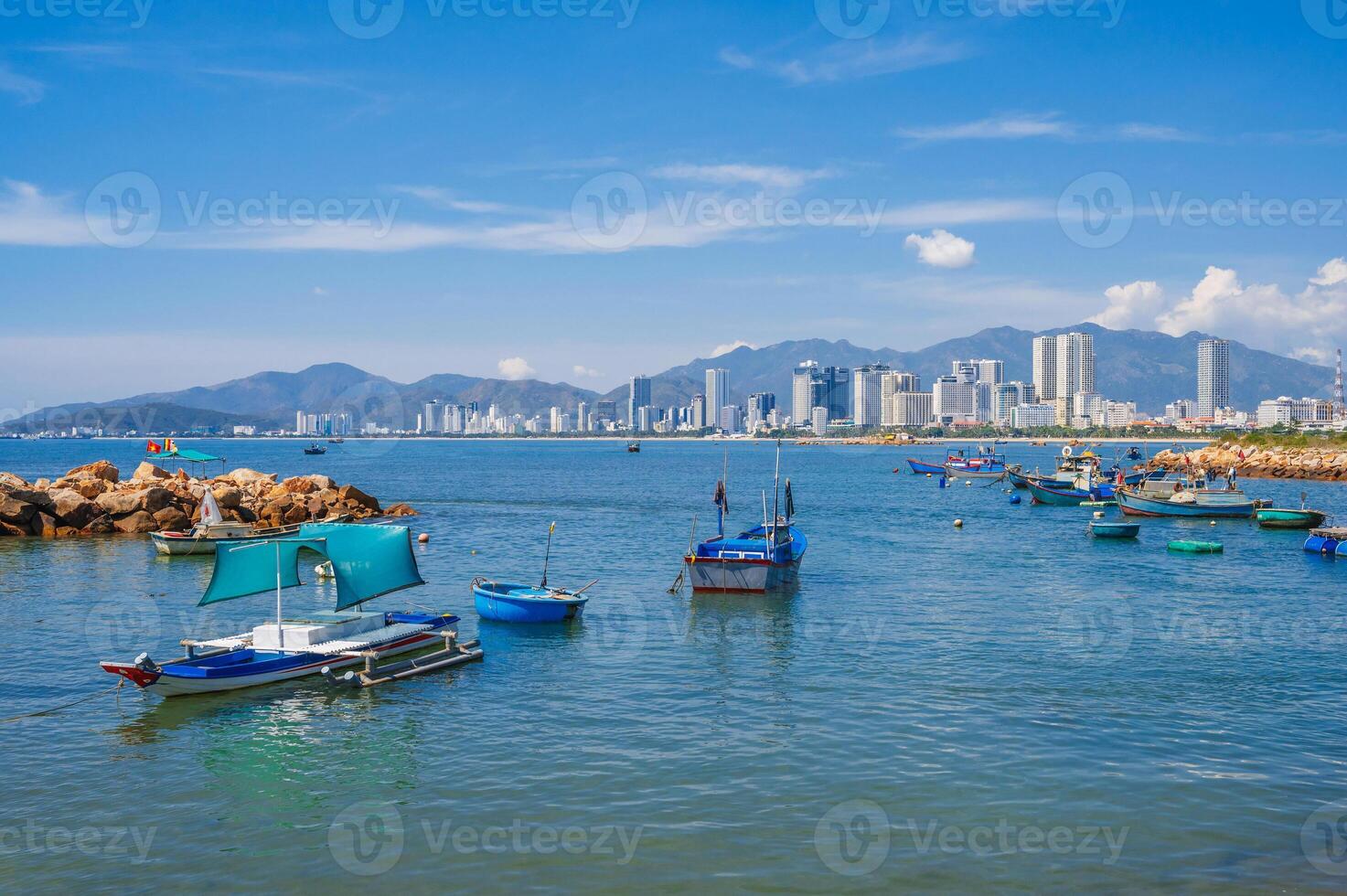 Meer Aussicht von nha trangs städtisch Landschaft mit bunt Angeln Boote. Vietnam foto