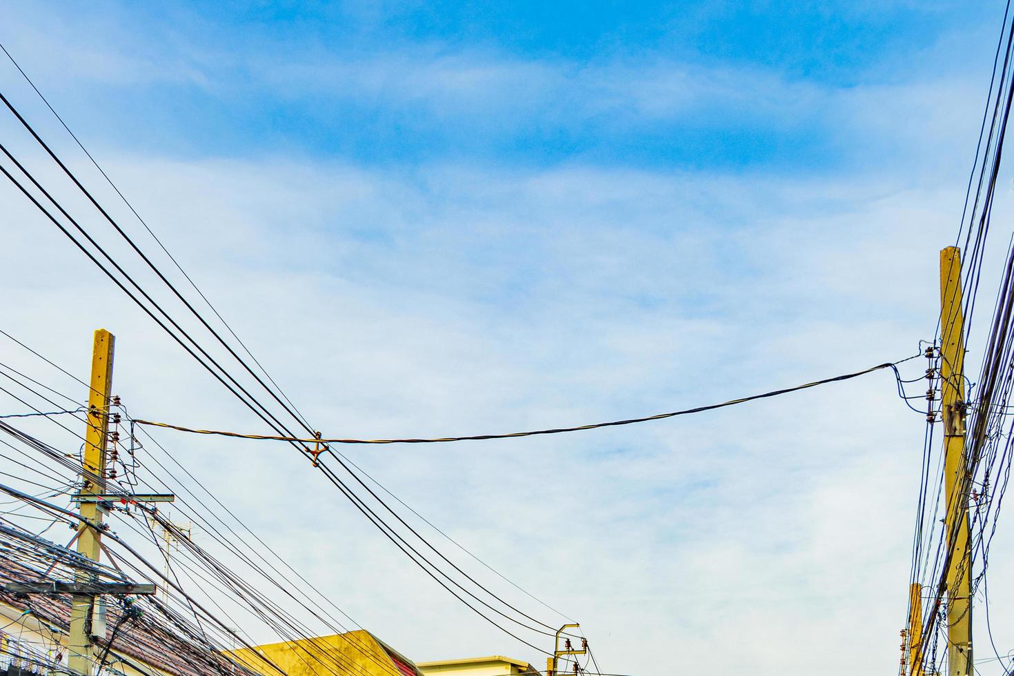 absolutes kabelchaos auf thailändischem strommast in bangkok thailand. foto