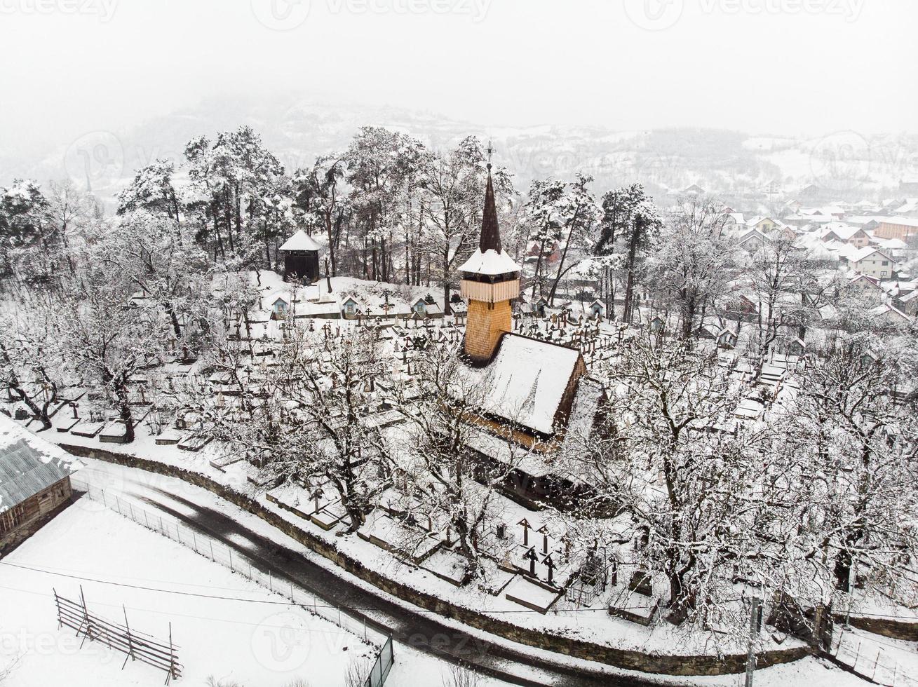 ieud alte holzkirche von maramures rumänien ansicht von oben drohne geschossen foto