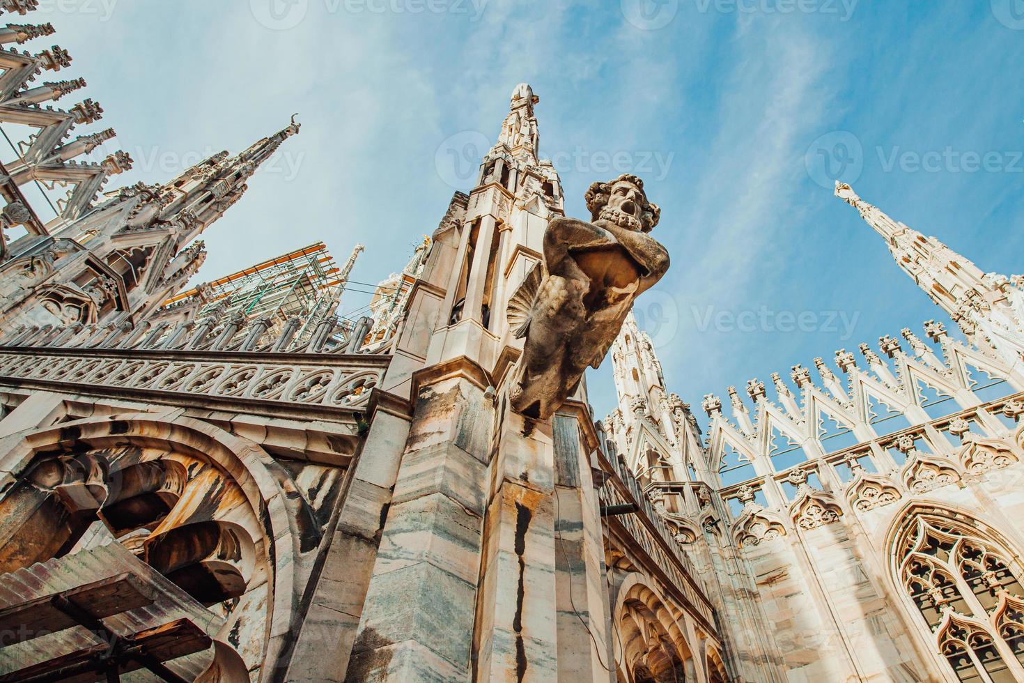 Dach des Mailänder Doms Duomo di Milano mit gotischen Türmen und weißen Marmorstatuen. Top-Touristenattraktion auf der Piazza in Mailand, Lombardei, Italien. Weitwinkelansicht der alten gotischen Architektur und Kunst. foto